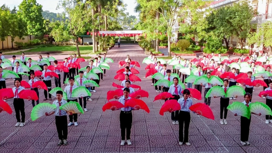 Độc đáo “chiếu chèo” giữa sân trường